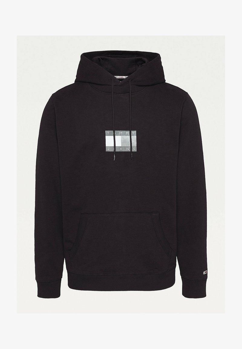 Sudadera negra con un bolsillo frontal, con un gráfico cuadrado en el centro que dice "TOMMY JEANS". Estilo simple y casual.