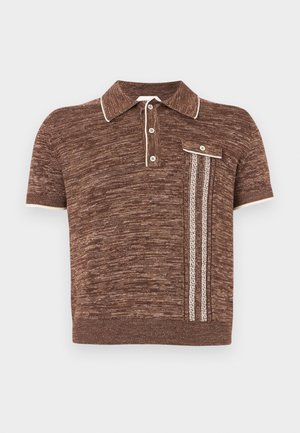 Brūns adīts īsroku polo krekls ar baltu apdari apkaklē un aprocēs, trim pogām un vertikālu rakstainu svītru ar pogāju kabatu priekšpusē.