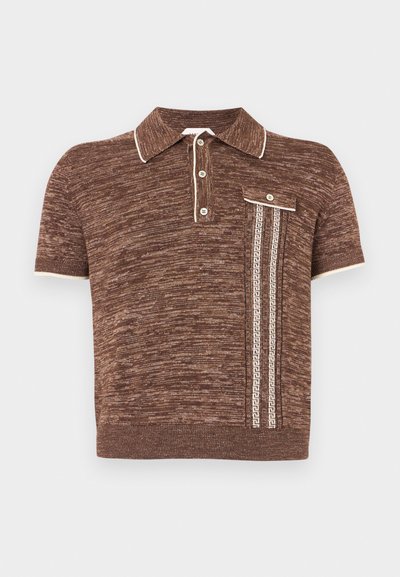 Καφέ κοντομάνικη πλεκτή μπλούζα πόλο με λευκή λεπτομέρεια στο γιακά και τις μανσέτες, τρία κουμπιά και κάθετη ριγέ διακόσμηση με τσεπάκι με κουμπί στο μπροστινό μέρος.