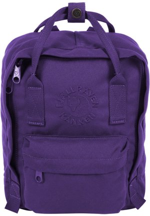 Paarse Fjällräven Kanken rugzak, gemaakt van duurzaam fabric, met een voorvak, logo-patch en verstelbare banden. Rits aan de zijkant.
