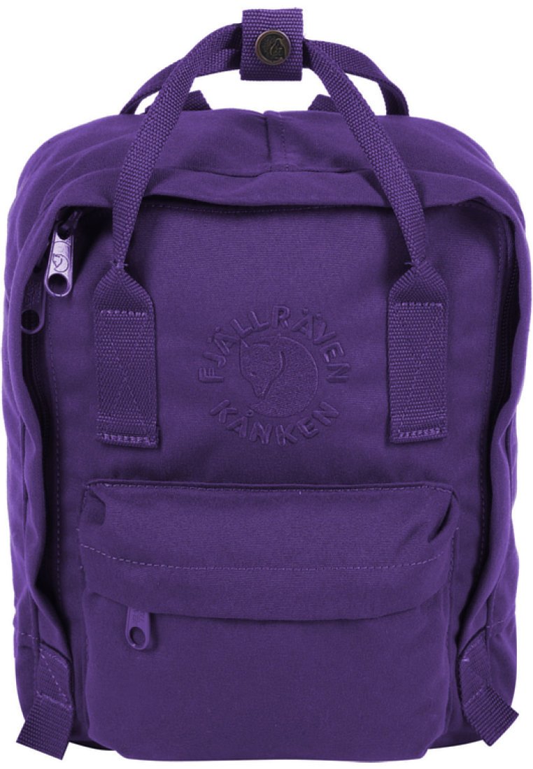 Mochila Kanken da Fjällräven em roxo, feita de um tecido durável, com um bolso frontal, patch do logo e alças ajustáveis. Fecho na lateral.