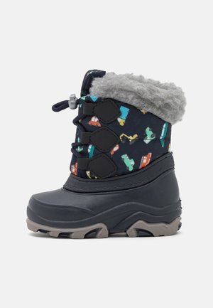 Bottine d’hiver enfant bleu marine avec imprimé coloré de véhicules, bord en polaire gris, trois attaches velcro noires et semelle robuste.