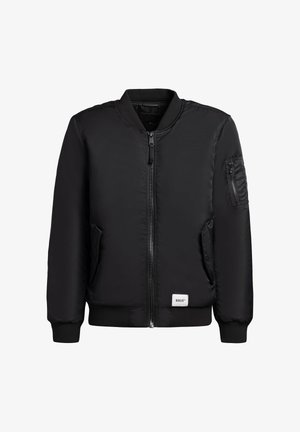 Czarna bomberka z zamkiem z przodu, ściagaczami przy mankietach i u dołu, dwiema bocznymi kieszeniami oraz dodatkową kieszenią na zamek na lewym rękawie. Gładki materiał.