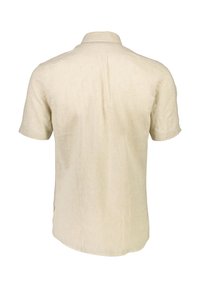 Camisa de lino en color beige claro, de manga corta, con cuello tipo button-down y costura trasera recta, que presenta una tela suave y textura.