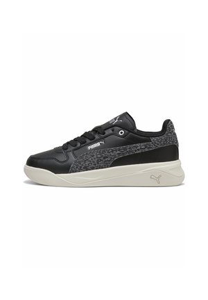 Czarny sneaker Puma z szarą panterkową paskiem i białą podeszwą, z logo Puma po boku i na języku, widziany z boku.