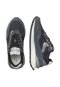 Sneaker grigi e blu navy con un mix di materiali scamosciati e tessili, caratterizzati da lacci neri, accenti argentati e una suola leggera bianca.