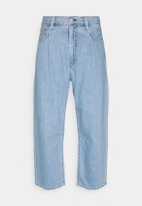 Vaaleansiniset farkut, joissa on v äljä malli, napitus, vyölenkit ja sivutaskut. Kangas on hieman tekstuuri.