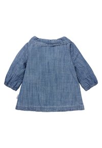 Jeanskleid mit Kragen, langen puffärmel und lockerer Passform. Der Stoff ist hellblau mit einem subtilen Texturmuster.