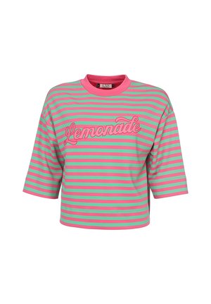 Korte mouw, roze en groene horizontaal gestreepte shirt met roze kraag en "Lemonade"-tekst in sierlijk lettertype over de borst.