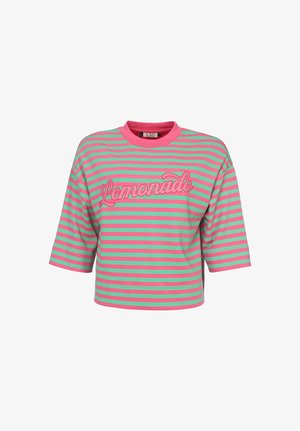 Korte mouw, roze en groene horizontaal gestreepte shirt met roze kraag en "Lemonade"-tekst in sierlijk lettertype over de borst.