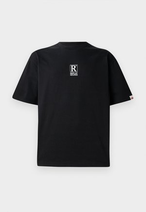 T-shirt in cotone nero con scollatura rotonda, maniche corte e un piccolo logo bianco sul petto. Tessuto morbido con una vestibilità rilassata.