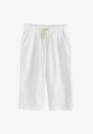 Shorts bianchi in cotone con vita elasticizzata, dotati di coulisse, tasche laterali e vestibilità rilassata. Tessuto liscio e design semplice.