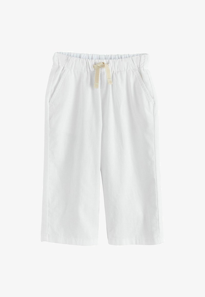 Shorts bianchi in cotone con vita elasticizzata, dotati di coulisse, tasche laterali e vestibilità rilassata. Tessuto liscio e design semplice.