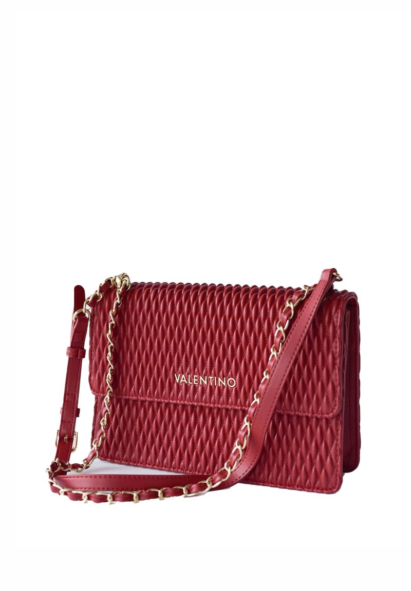 Borsa a tracolla in pelle trapuntata rossa con tracolla in catena dorata, con chiusura a pattina e logo embossato sul davanti.