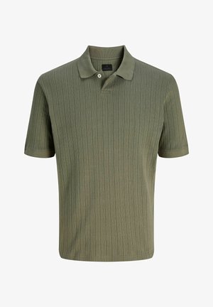 Olivovo zelené polo tričko s krátkym rukávom, s textúrovaným vertikálnym rebrovaným vzorom a golierom s dvoma gombíkmi.