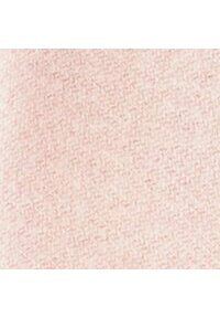 Helle rosa Textilie mit einer weichen, strukturierten Oberfläche, die ein dezentes gewebtes Muster aufweist. Der Stoff erscheint glatt und gleichmäßig in der Farbe.