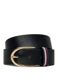 Cintura in pelle nera con fibbia metallica dorata, con un accento in tessuto a strisce blu, bianco e rosso vicino alla fibbia.