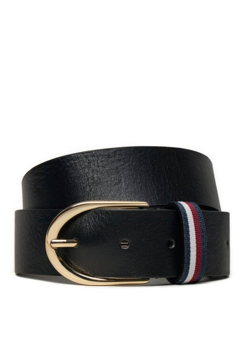 Cintura in pelle nera con fibbia metallica dorata, con un accento in tessuto a strisce blu, bianco e rosso vicino alla fibbia.
