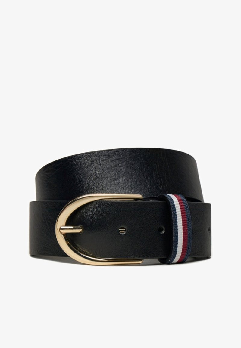 Cintura in pelle nera con fibbia metallica dorata, con un accento in tessuto a strisce blu, bianco e rosso vicino alla fibbia.