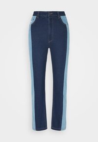 Vaqueros de mezclilla de cintura alta, con un estilo que combina paneles de azul oscuro y claro. Corte recto con bolsillos tradicionales y costuras.