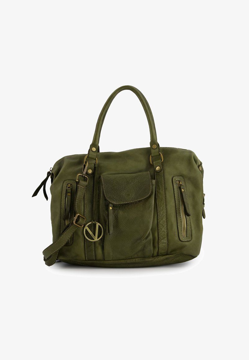 Sac à main en cuir vert olive avec deux poignées, poche à rabat à l'avant, deux poches verticales zippées et une bandoulière amovible avec un charm en métal rond.