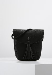 Svart läder crossbody-väska med en strukturerad yta, vikbar lucka och en dekorativ kvast. Har en tryckknappslåsning och justerbar rem.