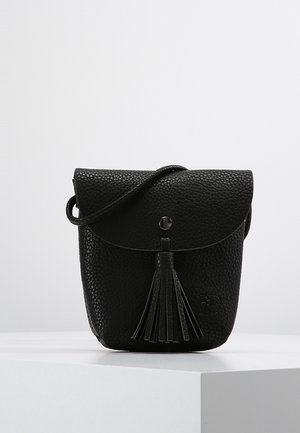 Svart läder crossbody-väska med en strukturerad yta, vikbar lucka och en dekorativ kvast. Har en tryckknappslåsning och justerbar rem.