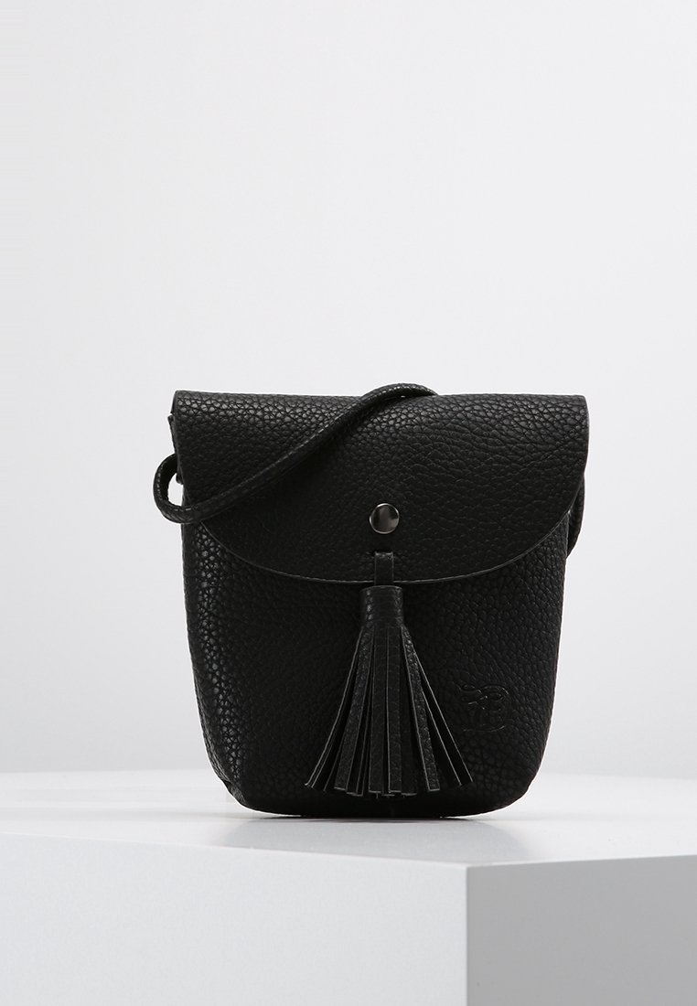 Svart läder crossbody-väska med en strukturerad yta, vikbar lucka och en dekorativ kvast. Har en tryckknappslåsning och justerbar rem.