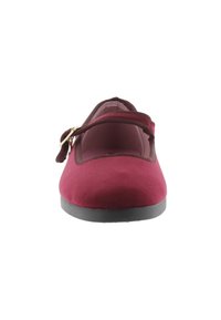 Zapato de ante burdeos sin cordones, con una textura suave, punta redonda, tira elástica en el empeine y suela de goma negra.