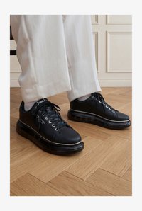 Επιλέχθηκε, black