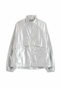 Veste coupe-vent réfléchissante argentée avec fermeture éclair à l'avant, col montant, deux poches inclinées et poignets élastiques.