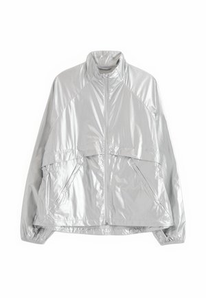 Sølv reflekterende vindjakke med frontlynlås, høj krave, to skrå lommer og elastiske manchetter.