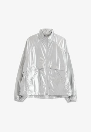 Srebrna, odblaskowa kurtka typu wiatrówka z przednim zamkiem błyskawicznym, wysokim kołnierzem, dwoma skośnymi kieszeniami i elastycznymi mankietami.