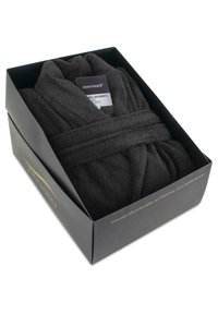 Schwarzer Fleece-Bademantel, gefaltet in einer quadratischen Box. Der Mantel hat einen verstellbaren Gürtel und eine strukturierte Oberfläche. Etikett auf der Vorderseite sichtbar.