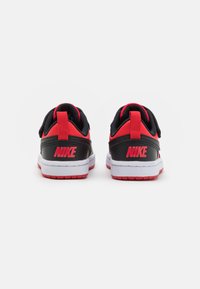 Sorte og røde Nike sneakers med en struktureret overdel, polstret krave og gummisål. Har et fremtrædende Nike-logo på hælen.