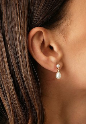 Perlohringe mit einer runden Oberperle und einem Tropfenperlen-Anhänger, akzentuiert mit einem kleinen Stück aus klarem Strass, auf einer vergoldeten Fassung.