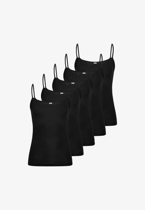 Cinq camisoles spaghetti noires pour femmes disposées en rangée décalée sur fond blanc.