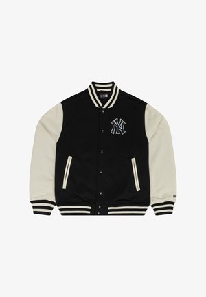 Chupa de universidad negra y crema con cuerpo de lana, mangas de cuero, cuello de canalé rayado y botones en el frente. Presenta un logotipo bordado.