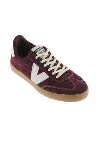 Sneaker in suede bordeaux con dettagli bianchi, design con lacci, suola in gomma e una etichetta con logo. Dettagli di cucitura evidenti lungo i lati.