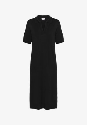Zwarte gebreide jurk met een polokraag, korte mouwen en een V-hals. Rechte silhoët en halflang, met zijsplitten aan de rand.
