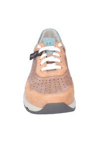Sneaker in suede color marrone chiaro e marrone scuro con design perforato, lacci bianchi, dettagli azzurri e suola in gomma. Dettaglio del logo nero sul lato.