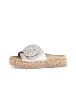 Zilveren slipper met twee grote gespen, kurken tussenzool en een textuur rubberen zool. Beschikt over een gladde leren bovenkant en een zachte voetbed.