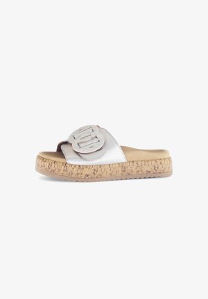 Zilveren slipper met twee grote gespen, kurken tussenzool en een textuur rubberen zool. Beschikt over een gladde leren bovenkant en een zachte voetbed.