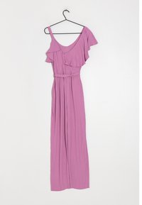 Vestido rosa de largo hasta el suelo con mangas de volantes descubiertos en los hombros. Hecho de un tejido ligero, presenta una cintura ajustada con un cinturón de lazo.