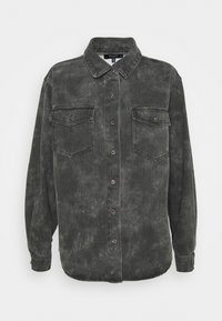 Mörkgrå, långärmad denimskjorta med full knappstängning, två bröstfickor och klassisk krage. Har en blekt tvätt och sturdy textur.