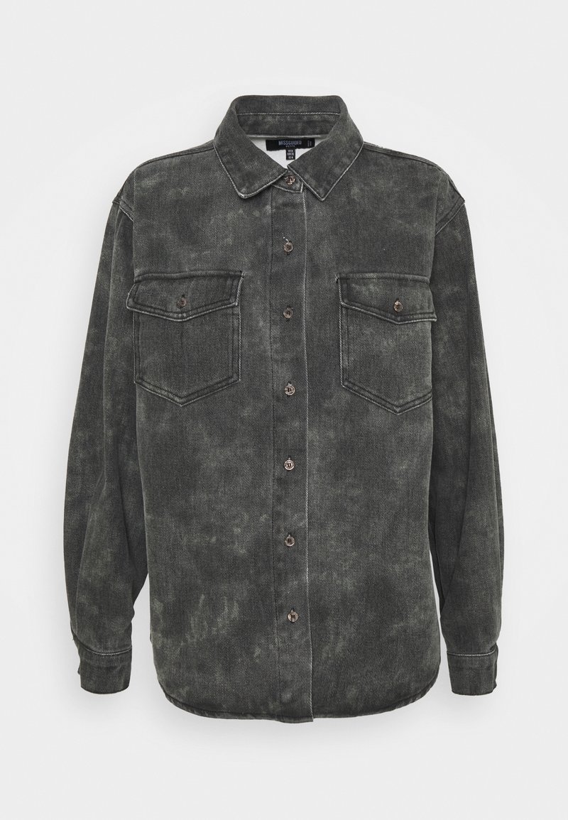 Mörkgrå, långärmad denimskjorta med full knappstängning, två bröstfickor och klassisk krage. Har en blekt tvätt och sturdy textur.