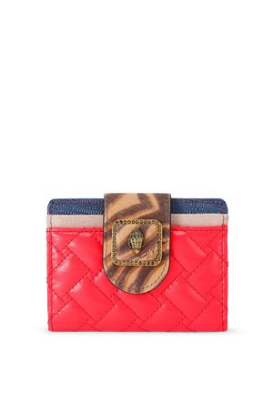 Portefeuille en cuir matelassé rouge avec des bordures bleu et beige, doté d'une sangle en cuir marron à motifs avec une boucle décorative en laiton en forme de main.