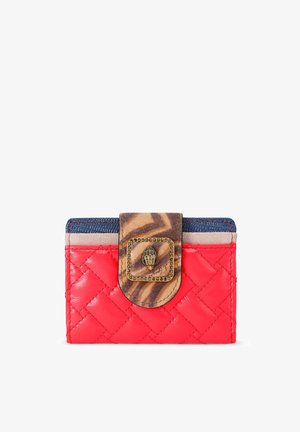 Rode gewatteerde leren portemonnee met blauwe en beige bies, voorzien van een bruine leren band met patroon en een decoratieve messing handvormige gesp.