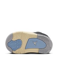 Crna atletika potplat za tenisice s uzorkom za grip. Svijetloplave i kremaste akcenti, sivi peta i crni srednji sloj.