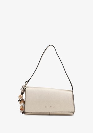 Clutch metálico dorado con un acabado texturizado, que presenta una correa negra anudada y cuentas decorativas en un lado; se muestra un sutil logotipo.